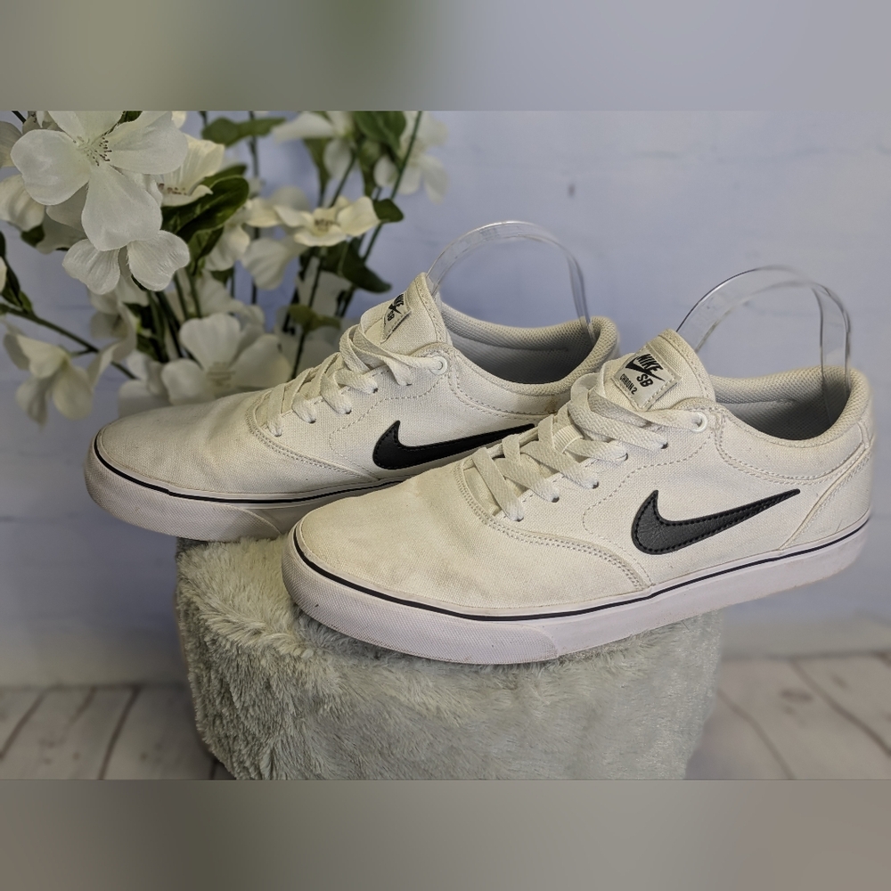 Nike White and Black Sneakers Versatile Skate Style